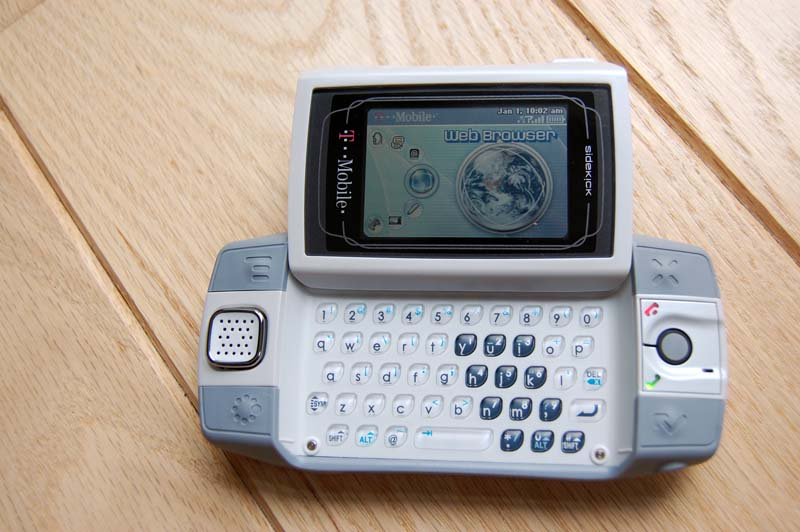 Illustration for article titled Unboxed: Our Shots of the Sidekick iD